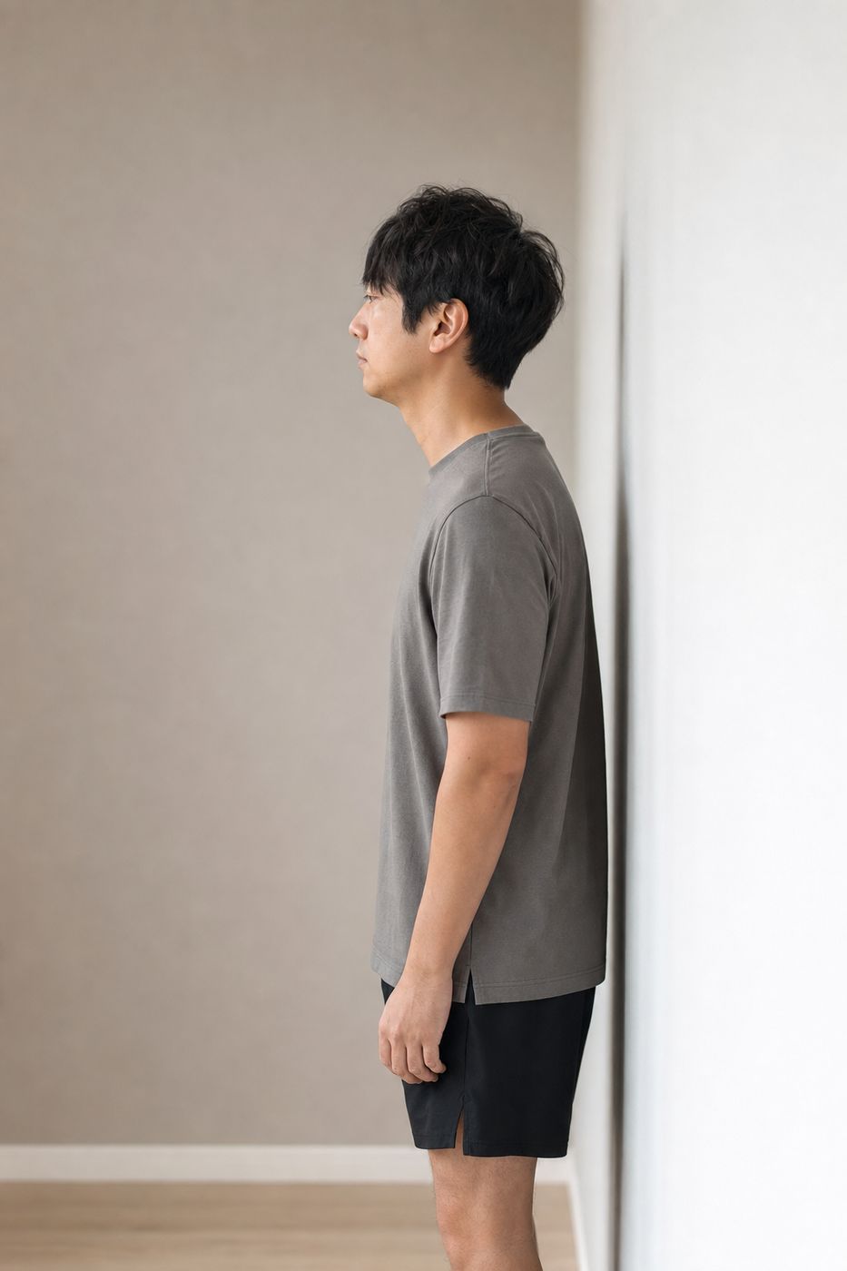 벽에 등을 붙이고 섰을 때 뒤통수와 벽 사이가 떠 있는 옆모습